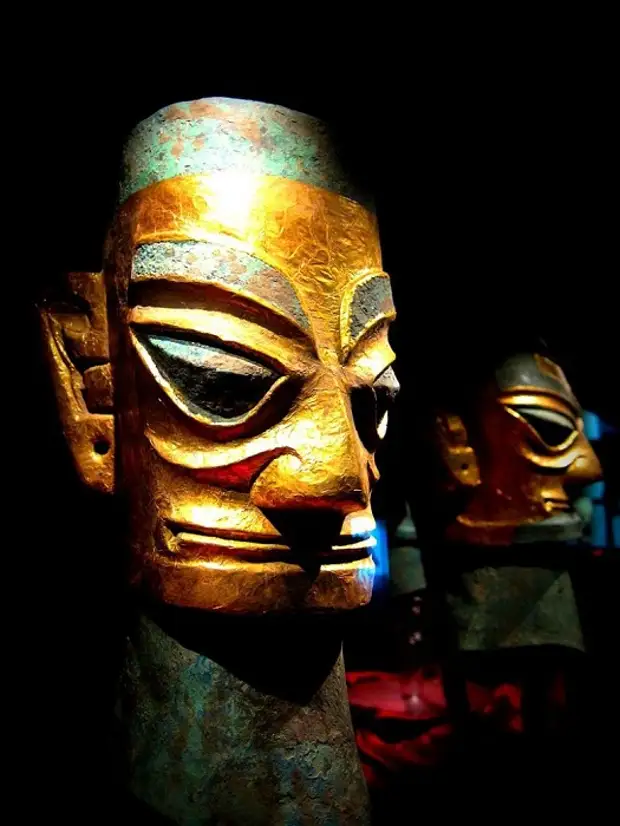 Отделанная золотом «маска». Культура Саньсиндуй. Фото: momo / Flickr.com 