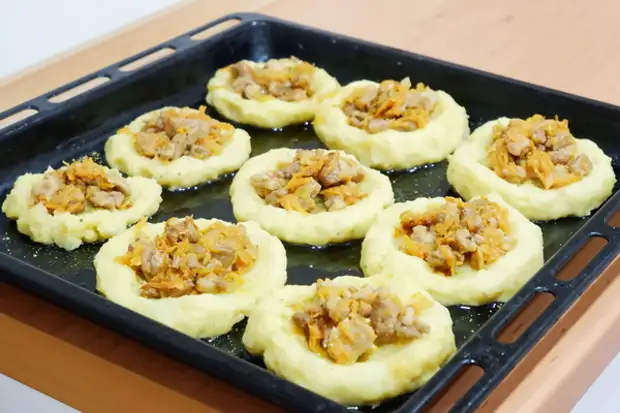 Вкуснятина из картошки и мяса (мой муж может съесть хоть целый противень) Вкуснятина из картошки и мяса (мой муж может съесть хоть целый противень) картофельные, мясом, гнёзда, Добавляем, специи, можно, противень, картофель, гнезда, мясной, перемешиваем, луком, вместе, обжариваем, кусочки, небольшие, массуРежем, сыром, морковью, насыпаем