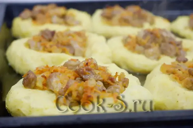 Вкуснятина из картошки и мяса (мой муж может съесть хоть целый противень) Вкуснятина из картошки и мяса (мой муж может съесть хоть целый противень) картофельные, мясом, гнёзда, Добавляем, специи, можно, противень, картофель, гнезда, мясной, перемешиваем, луком, вместе, обжариваем, кусочки, небольшие, массуРежем, сыром, морковью, насыпаем
