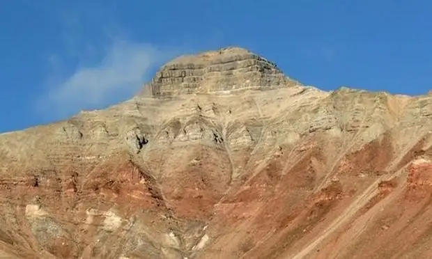 Гора Пирамида, возле которой построили одноименный поселок и угледобывающую шахту (Архипелаг Шпицберген).