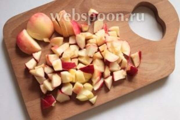 Приготовить начинку: яблоки помыть, очистить от сердцевины, порезать.