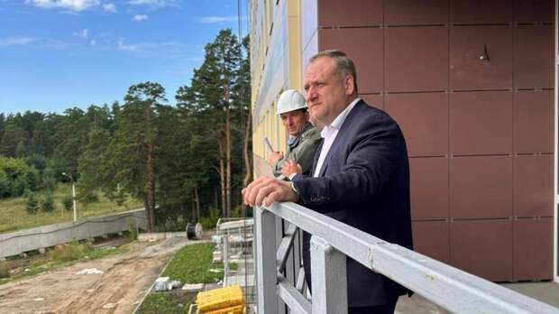 Олег Войтов на строительстве нового корпуса в Новоалтайске / Фото: соцсети Олега Войтова