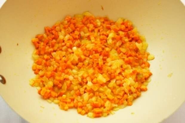 Добавьте морковь и продолжайте жарить еще 5 минут.