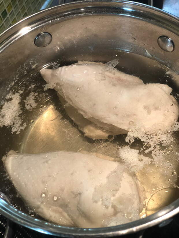 Сколько варить курицу после закипания воды. Курица для варки. Филе курицы варится. Как сварить куриное филе в кастрюле. Мутная вода при варке курицы.