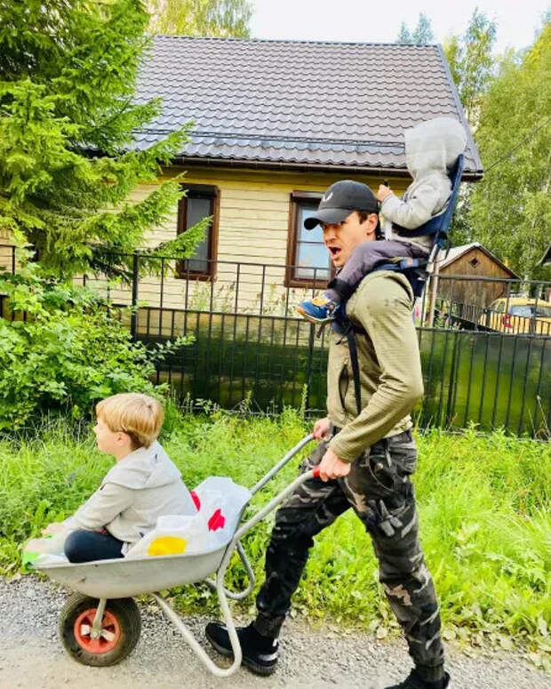 Максим Матвеев с сыновьями