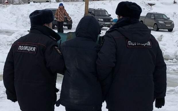 Сам он уверен, что на него давят местные власти с помощью полиции