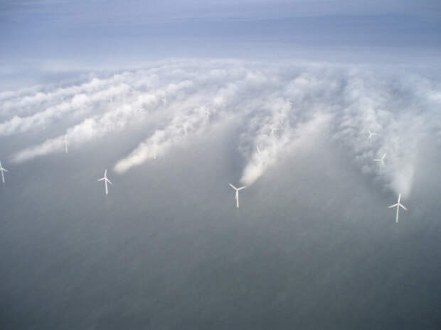 Ветрогенераторы в туманную погоду, Дания.