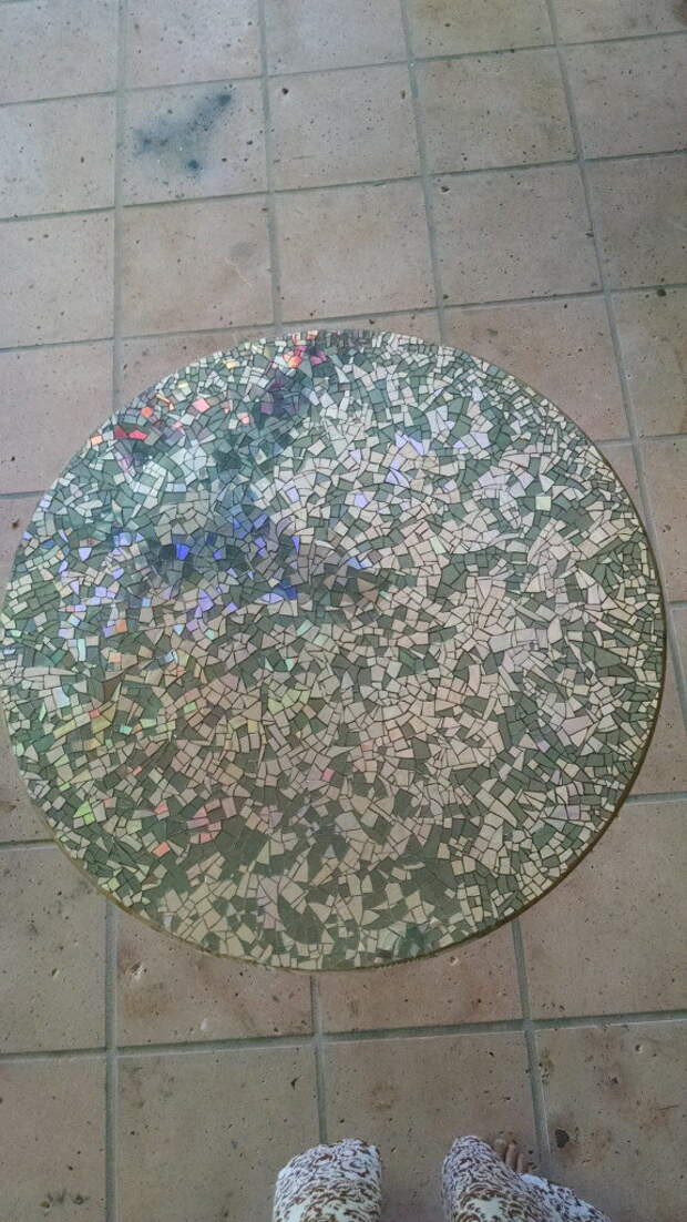Красивая столешница с мозаикой из компакт-дисков