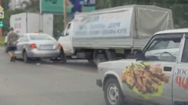 ДТП на перекрестке Попова — Взлетная / Фото: читатель amic.ru