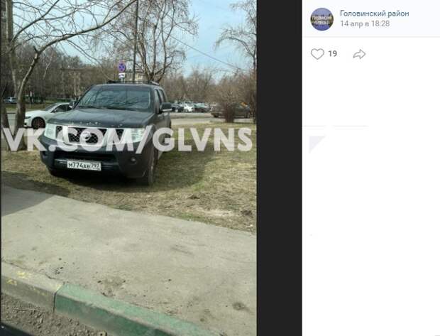 Водитель с Флотской выбрал в качестве парковки газон