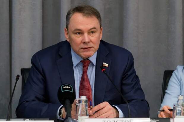 Петр Толстой заявил, что удаленное обучение в школах не обсуждается / Фото: Александр Чикин