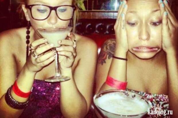 Пьяные девушки в соц сетях. Смешные картинки пьяных девушек. Бухие сестра. Подруги напились. Подросток лежит.