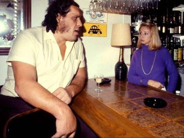 28. Французский рестлер и актер Андре Гигант в баре в 1976 году