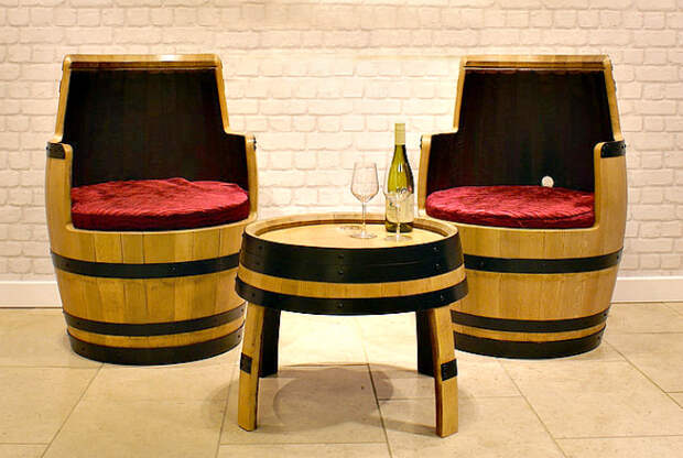 Столик и стулья из винных бочек.
