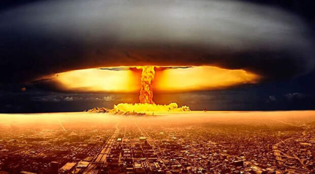 Атомная бомба Провидец: Герберт Уэллс Знаменитый фантаст сумел предсказать появление атомных бомб еще в 1914 году. Уэллс описывал урановые гранаты на страницах &laquo;Освобожденного мира&raquo;, замечая, что они будут поражать людей еще долго после самого взрыва. Манхэттенский проект, тот самый где разработали первую атомную бомбу, стартовал спустя 28 лет после публикации книги.