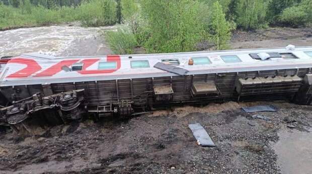Сход с рельсов в Коми 9-ти вагонов поезда Воркута — Новороссийск мог случиться из-за подмыва пути
