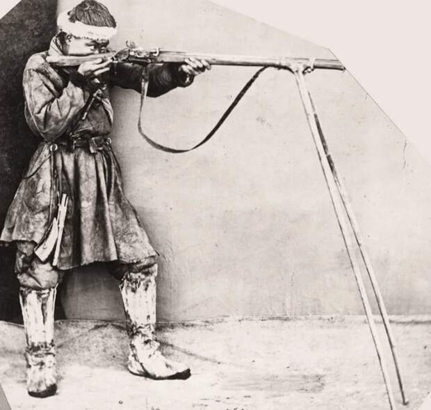 По инерции мышления люди часто думают, что как только появилось оружие под унитарный патрон - исчезло капсюльное