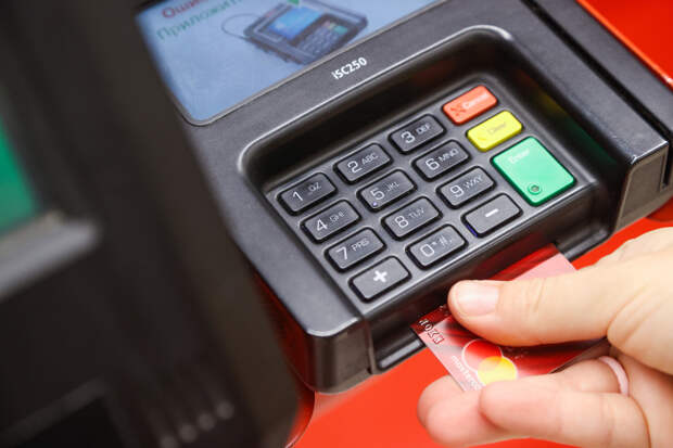 Банки с начала года заблокировали миллионы карт россиян