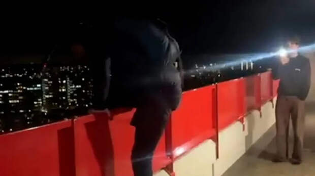 В Нидерландах экстремал исполнил прыжок с высоты более 50 метров перед глазами студентов