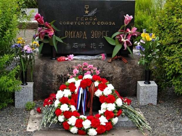 Памятник на могиле Рихарда Зорге./ Фото: infourok.ru Памятник на могиле Рихарда Зорге./ Фото: infourok.ru