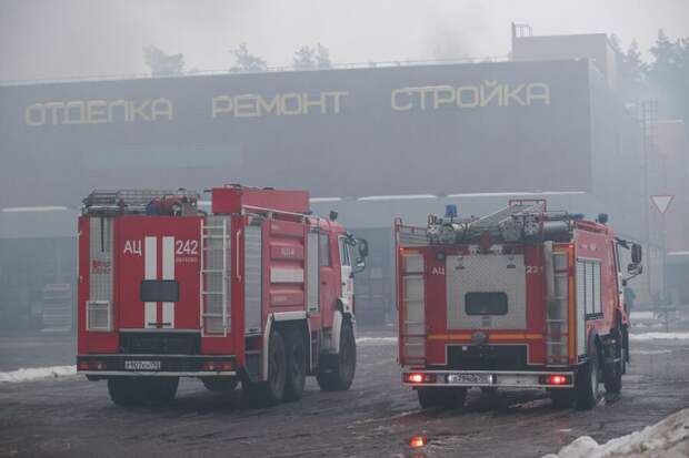 Второй горящий ТЦ за три дня. Все о пожаре в Подмосковье