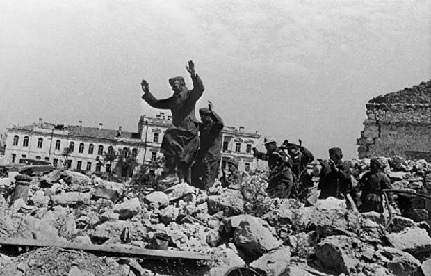 Пленные немцы на развалинах Севастополя около Графской пристан Пленные немцы на развалинах Севастополя около Графской пристан
