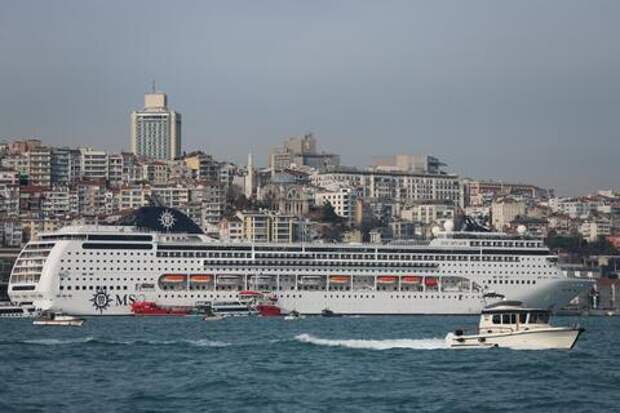 Люди не знают, куда деваться: россиян выгоняют на улицу с круизного лайнера, который застрял в Катаре