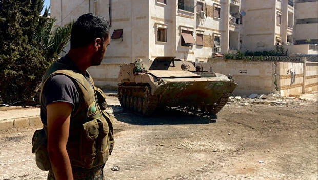 Бойцы сирийской армии при штурме военных училищ на юго-западе Алеппо. Архивное фото