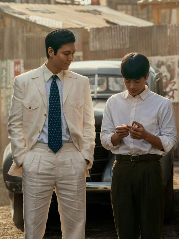 Koh Hansu & Noa stand in front of his car