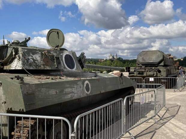 «Чехия также воюет с РФ»: в центр Праги пригнали подбитые российские Т-90, ЗРК «Бук» и САО «Хоста»