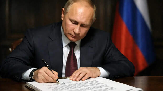 На доходы и расходы чиновников будут смотреть иначе: Путин подписал закон
