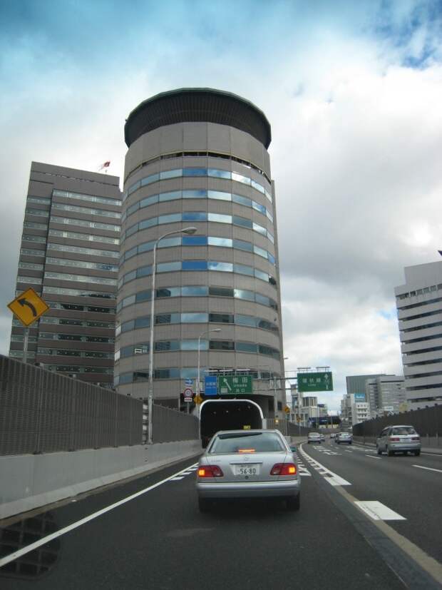 Необычное многоэтажка Gate Tower в Японии