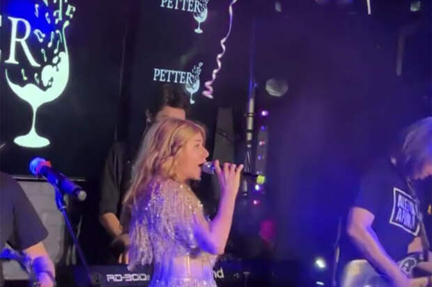 Певица Алена Апина появилась на сцене в мини-платье