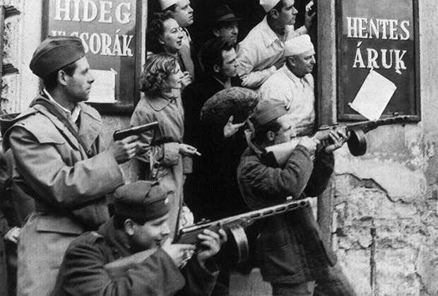 Мятежники встречают советские войска в Будапеште