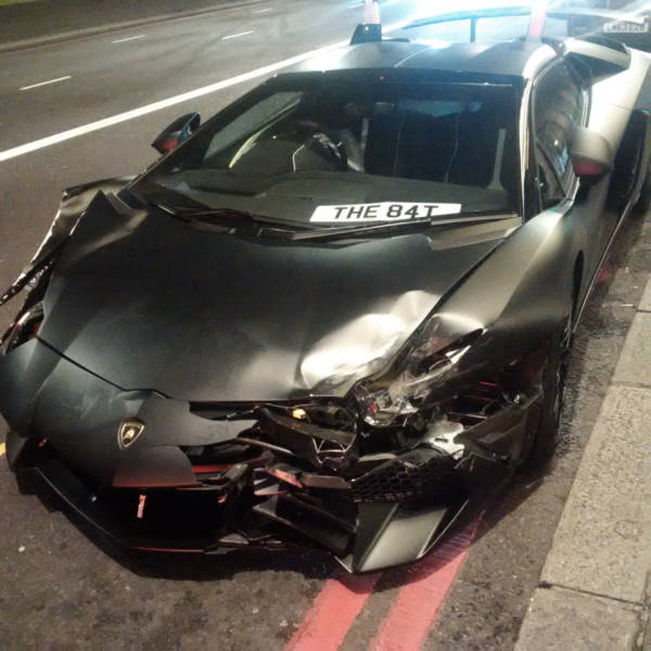 Суперкар Lamborghini Aventador SV бросили на улице после ДТП (14 фото) Суперкар Lamborghini Aventador SV бросили на улице после ДТП (14 фото)