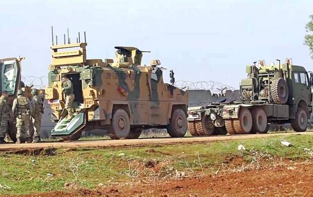 Под конвоем российских военных: турки эвакуируют боевую технику из Хамы