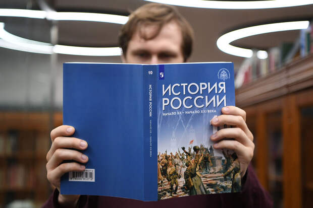 Кравцов: учебники по обществознанию и истории будут стоить 208 рублей