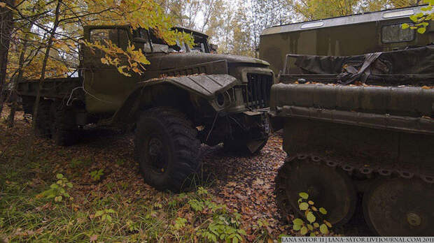 Брошенная военная техника в лесу Брошенная военная техника в лесу