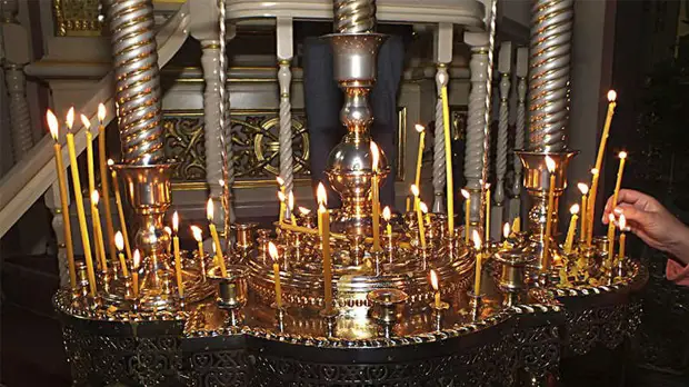 Жители Мариуполя встретили праздник Пасхи в главном православном храме города