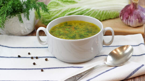 Фото к рецепту: Суп с курицей и пекинской капустой
