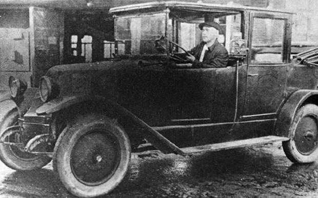 На всю Москву всего три «бензино-колонки»: как жили и работали первые советские таксисты?