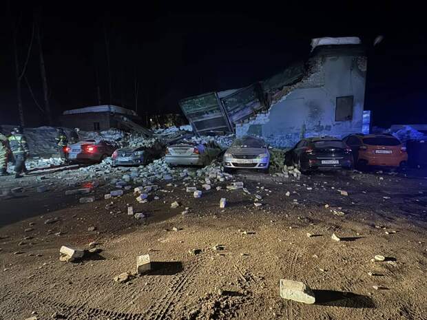 Яшел Үзәндә элеккеге гараж бинасы ишелгән, берничә автомобильгә зыян килгән