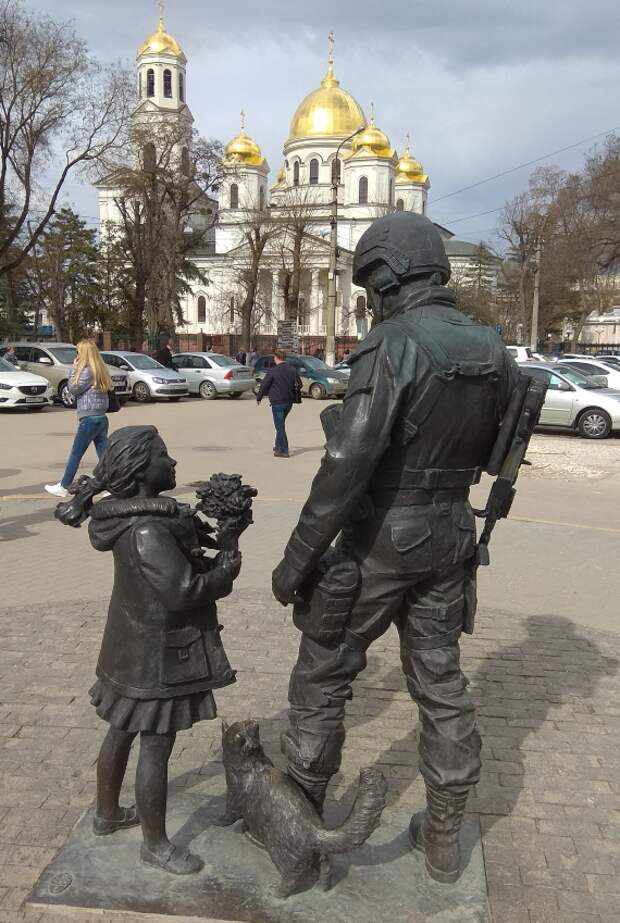 Памятник "Вежливым людям" от благодарных крымчан и котиков