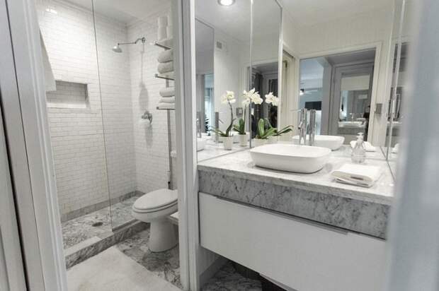 Отличный вариант создать интерьер ванной комнаты в белом цвете с мраморными вставками.