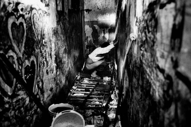Лос-Текес, Каракас, Венесуэла, 2009 год. Ужасные условия существования и полное отсутствие санитарных условий. Автор фото: Valerio Bispuri. 