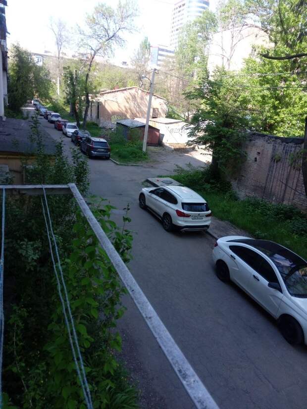 Водители машин совсем потеряли совесть, приезжают во дворы жилых домов и ставят
