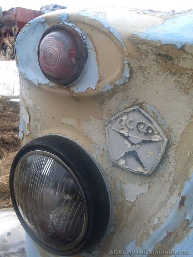 Свалка техники в полях (17 фото)