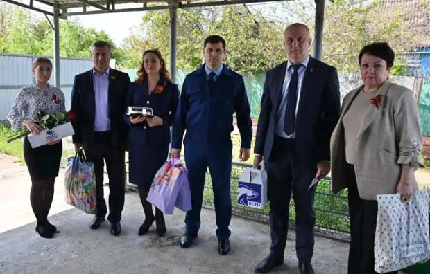 Поздравление ветерана Андрея Кравченко в Гиагинском районе к 81-й годовщине Победы