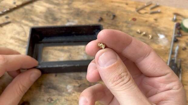 Если при сверлении детали необходимо сделать глухое отверстие, обычно используют специальные ограничители на сверла