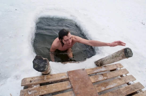 Врач Кондрахин сказал, кому противопоказаны крещенские купания в проруби